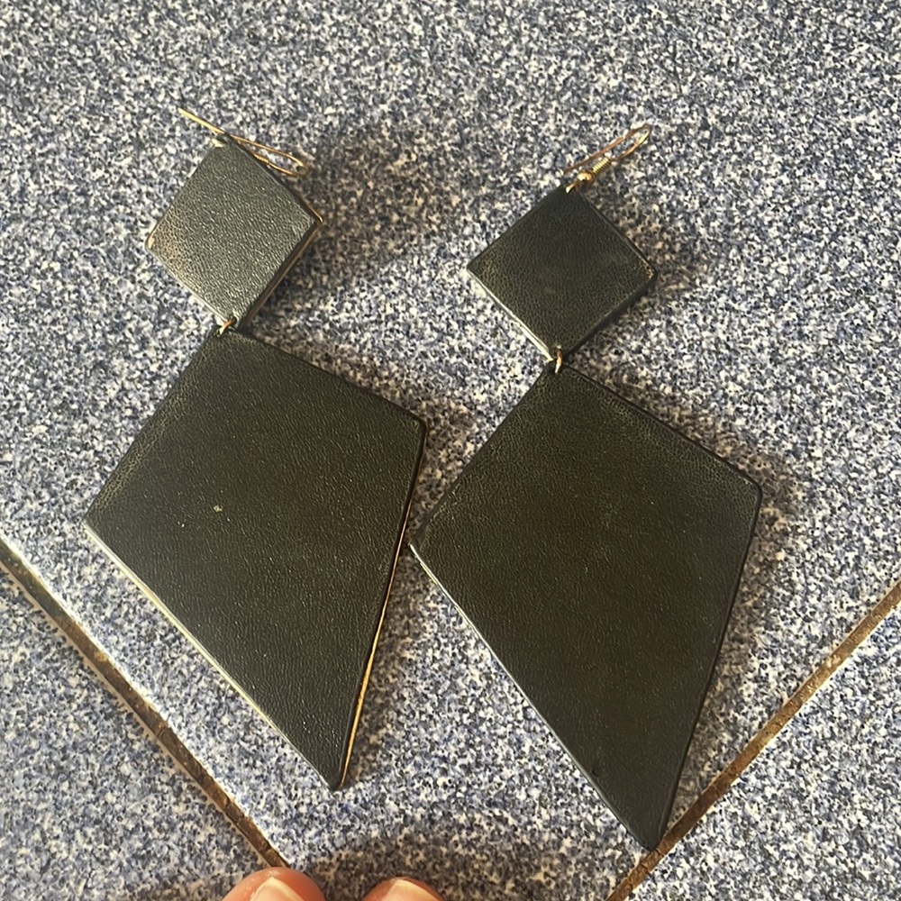 Black and gold earnings - Picture 4 of 4